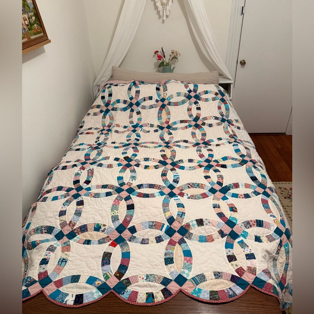 Vintage wedding ring quilt (queen) with scalloped edges